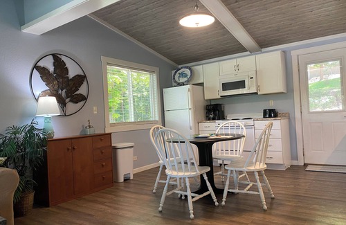 Lake Ozark Condo | TROPICAL 2 BEDROOM CONDO CLOSE TO EVERYTHING! MARIJUANA FREE ENTIRE COMPLEX!