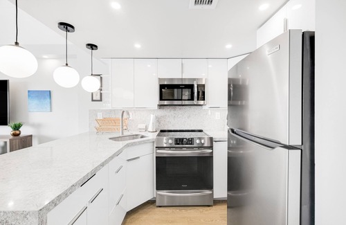 Waikiki Apartment | Tropical apartment with amazing water views and shared pools - prime location