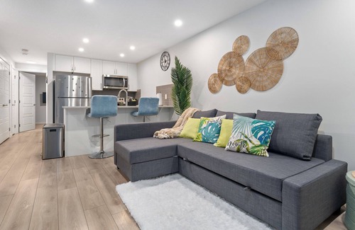 Cranston House | Tropical Caribbean-Themed Cozy Getaway- King Bed-Patio-Parking-Luxury