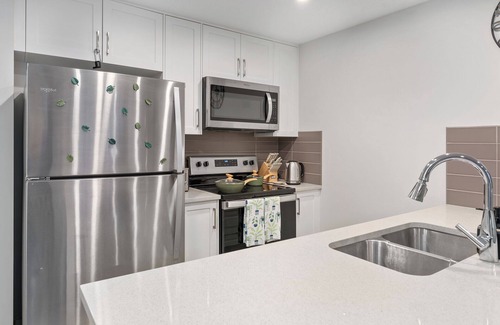 Cranston House | Tropical Caribbean-Themed Cozy Getaway- King Bed-Patio-Parking-Luxury