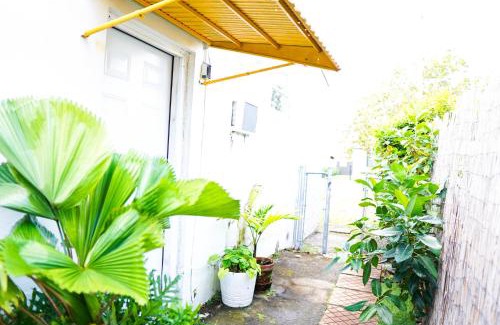 Flagami Apartment | Tropical Cottage in Prime Airport Area