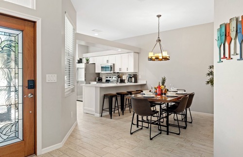 Central Naples House | Tropical Escape - Surf Chic Lux Salt Pool & Spa. King Beds!