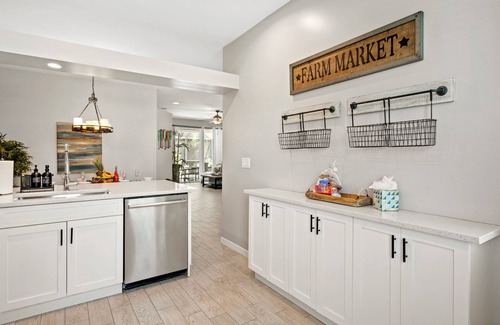 Central Naples House | Tropical Escape - Surf Chic Lux Salt Pool & Spa. King Beds!