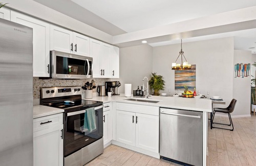 Central Naples House | Tropical Escape - Surf Chic Lux Salt Pool & Spa. King Beds!