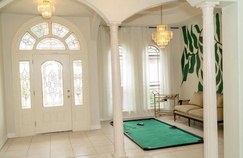 Edinburg House | Tropical Family Funhouse, No chore, Pet Friendly