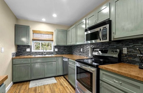 Whitney Beach Condo | Tropical Haven *B