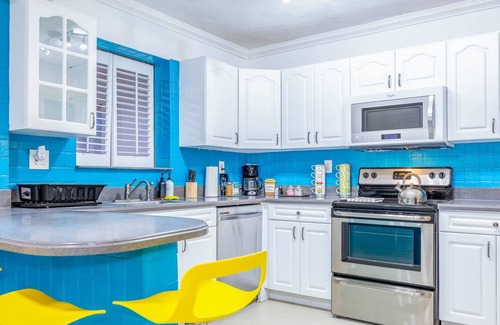 Pompano Beach Villa | Tropical house Pool Table, Jacuzzi, Nearby Beach