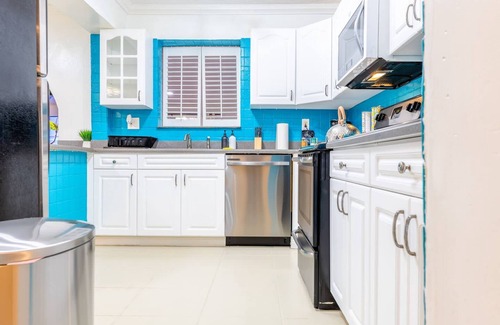 Pompano Beach Villa | Tropical house Pool Table, Jacuzzi, Nearby Beach