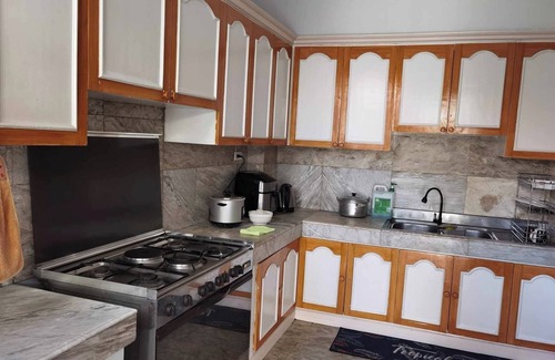 Las Pinas Apartment | Tropical House