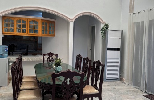 Las Pinas Apartment | Tropical House