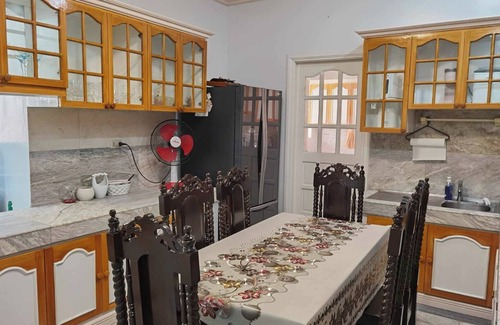 Las Pinas Apartment | Tropical House