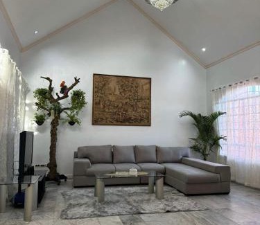 Las Pinas House | Tropical house