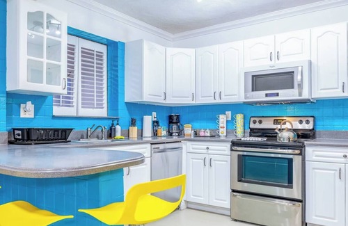Pompano Beach Villa | Tropical house Pool Table, Jacuzzi, Nearby Beach