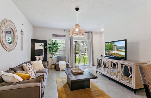Baymeadows House | Tropical Oasis - 10 min from shopping, restaurants & downtown, 20 min Naval base