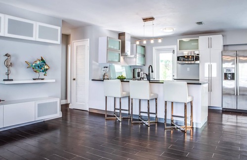 Wilton Manors House | Tropical Oasis heated salt pool & Hot Tub in Wilton Manor