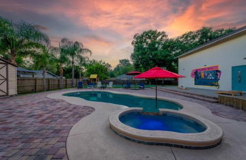 June Park House | Tropical Oasis- Pickleball, Pool, Hot Tub- 15 min to beach