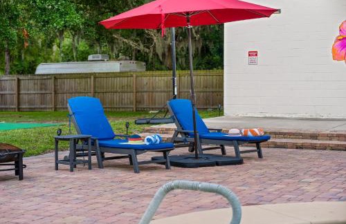 June Park House | Tropical Oasis- Pickleball, Pool, Hot Tub- 15 min to beach