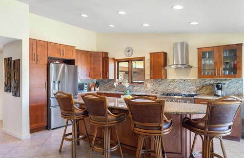 Magnesia Falls Cove House | Tropical Oasis: Slide into Desert Bliss