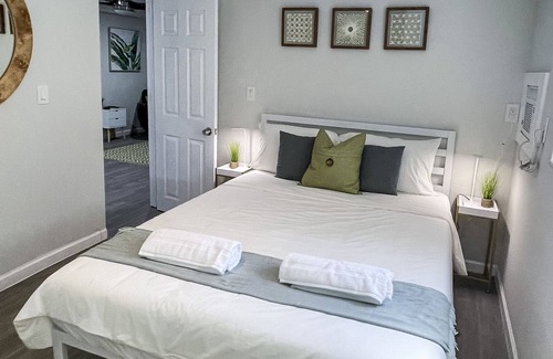 Southwest Apartment | Tropical Oasis - Renovated 3bd/2ba (+Parking)