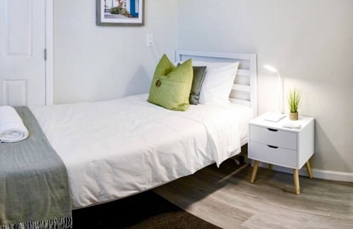 Southwest Apartment | Tropical Oasis - Renovated 3bd/2ba (+Parking)