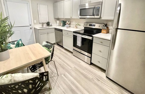 Murray Hill Apartment | Tropical On Post. Spotless, Walkable & Beautiful