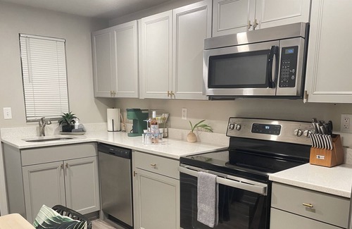 Murray Hill Apartment | Tropical On Post. Spotless, Walkable & Beautiful