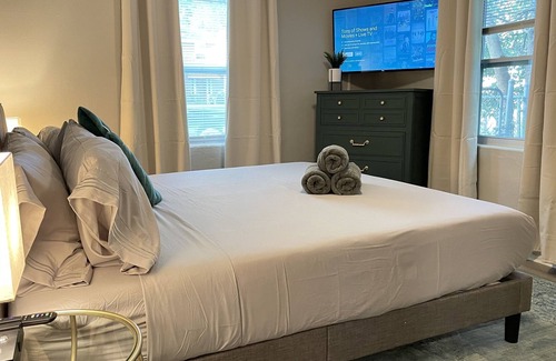 Murray Hill Apartment | Tropical On Post. Spotless, Walkable & Beautiful