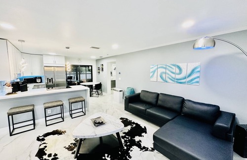 Greenacres House | Tropical Paradise 3 Bedrooms, 2 Baths, Coconut Palms, Jacuzzi, Shopping, Beaches