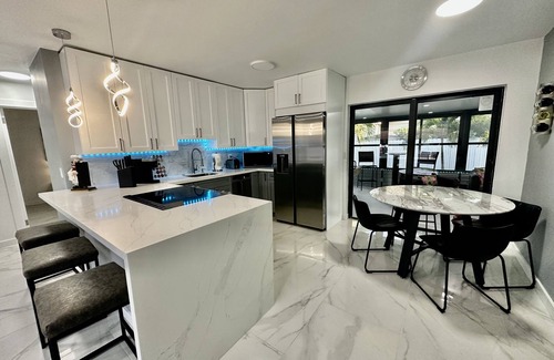 Greenacres House | Tropical Paradise 3 Bedrooms, 2 Baths, Coconut Palms, Jacuzzi, Shopping, Beaches