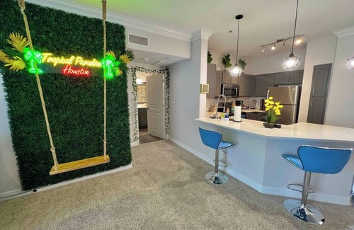 Braeswood Place Apartment | Tropical Paradise🌴2BR/2Bath/NRG/MedCenter/Galleria