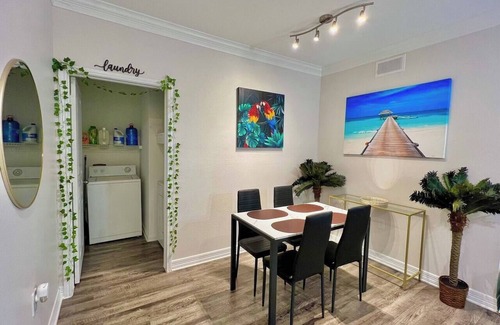 Braeswood Place Apartment | Tropical Paradise🌴2BR/2Bath/NRG/MedCenter/Galleria