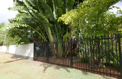 Manunda House | Tropical Retreat - Fully Firnished with Swimming Pool