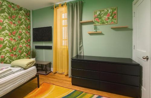 Harlem Apartment | Tropical style room