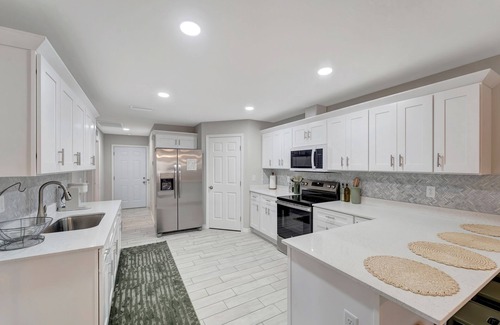 Ruskin Apartment | Tropical Vacation Home! 3 Rooms, 2 Bedrooms, sleeps 6 ppl.