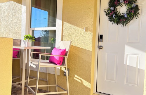 Ruskin Apartment | Tropical Vacation Home! 3 Rooms, 2 Bedrooms, sleeps 6 ppl.