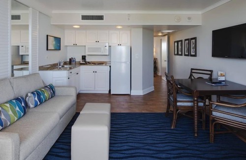 St. Pete Beach Hotel | Tropical View Villa 2BR With Balcony 4 Queen Beds at Island Grand at TradeWinds