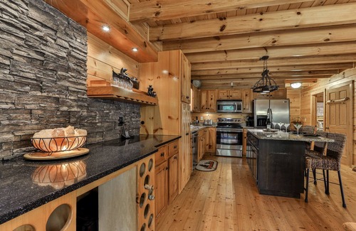 Ellijay Cabin | Trout Tales Riverfront Lodge-Hot Tub,Pet Friendly,Game Room,Firepit,Decks Galore