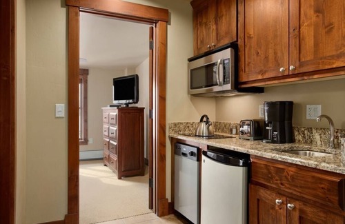 Breckenridge Condo | TRUE Ski In/Ski Out Luxury Suite Condo - Grand Lodge Peak 7 Resort, Hot Tub B