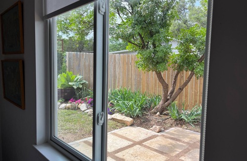 Edgewater Beach Cottage | Truly unique, one-of-kind, Artsy & Luxurious! Lake Travis retreat for two!