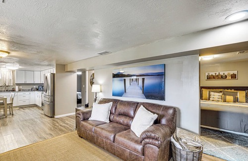 Clinton House | Truman Lake Retreat: Large Deck & On-Site Fishing!