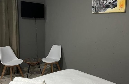 Greater Johannesburg Metropolitan Area House | Tshukudu Guesthouse