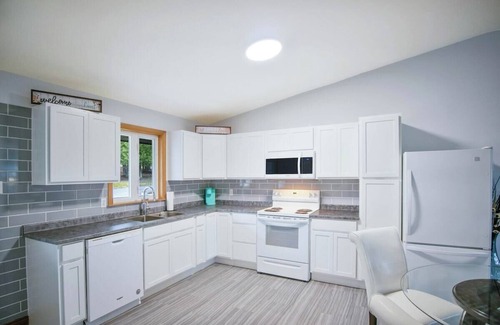 Clifton Royal House | Tucked Away, Walk to Beach, Pet Friendly, Relax