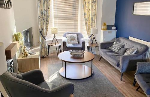 Gloucester House | Tudor Delightful House Central Gloucester By StayStaycations