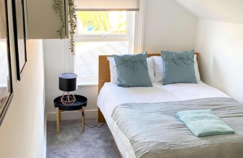 Gloucester House | Tudor Delightful House Central Gloucester By StayStaycations