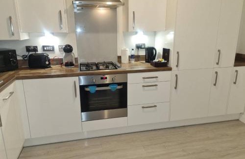 Bordesley Apartment | Tudors eSuites - Three Bedroom House with Garden and Driveway #24StL