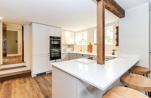 Chipperfield Cottage | TUFFS FARM COTTAGE, pet friendly, with open fire in Chipperfield