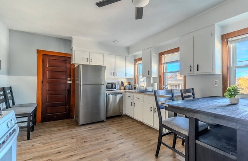 South Medford Apartment | Tufts 3bed home, 15min away from Harvard/Downtown Boston