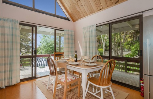 Onemana House | Tui's Grove - Onemana Holiday Home