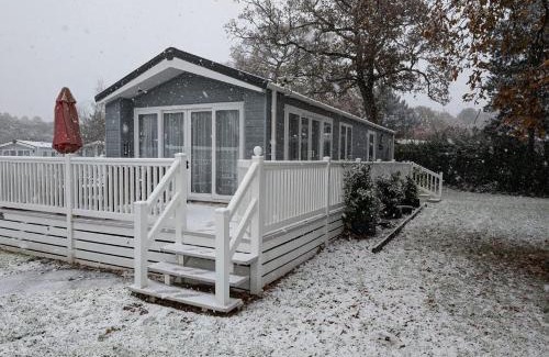Ringwood Resort | Tulip Lodge at Oakdene - Passes included free!