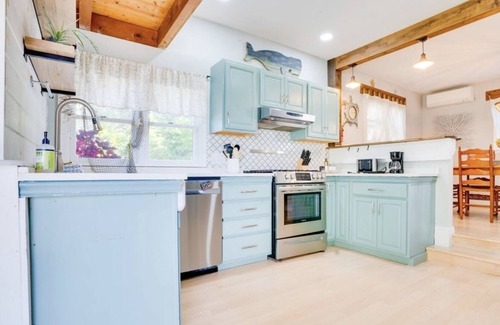 Hampton House | Turquoise Cottage - Indoor Pool,Hot Tub,Bring Your Pup,Short Walk to North Beach